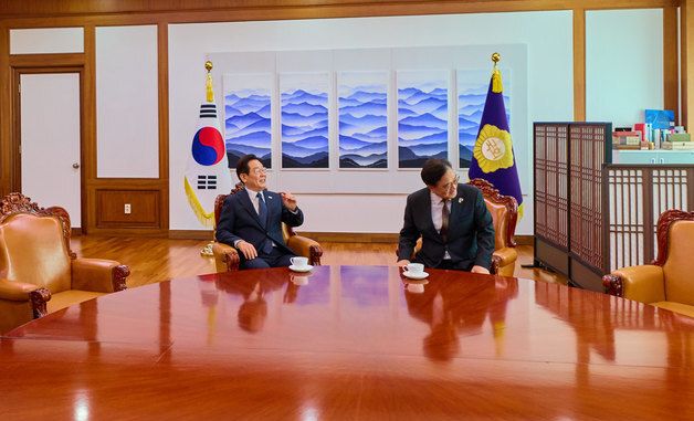 시정연설 앞서 차담 갖는 이재명 대통령·우원식 의장
