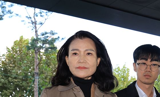 남부지검 들어서는 이진숙 전 방통위원장