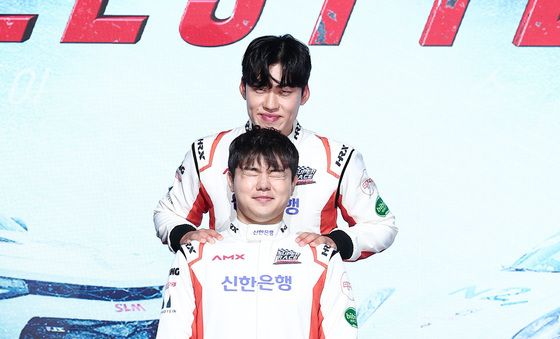 포즈 취하는 조진세·김동은