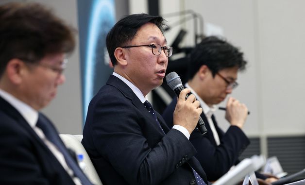 발언하는 송영진 산업부 인공지능혁신과장