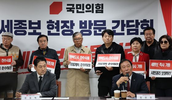 세종보 설명 듣는 장동혁 국민의힘 대표