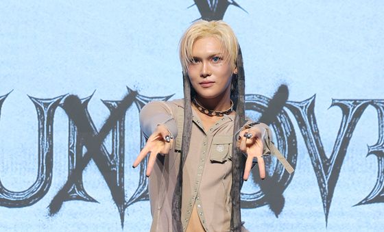 엑스러브 현, 빠져드는 블루 아이