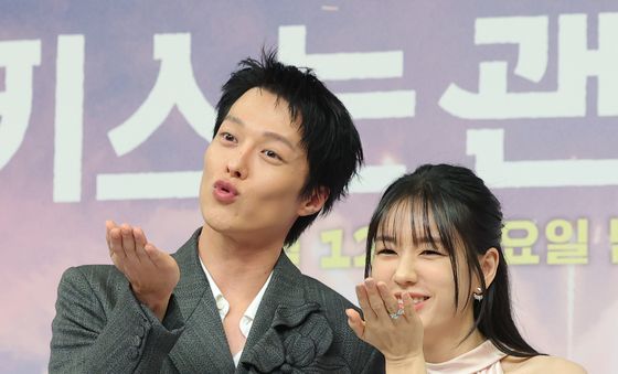 장기용·안은진, 키스