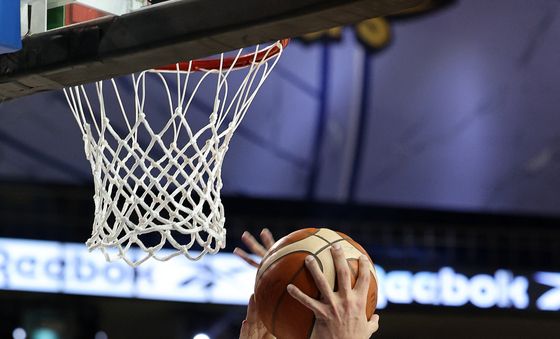 골밑슛 쏘는 케렘 칸터