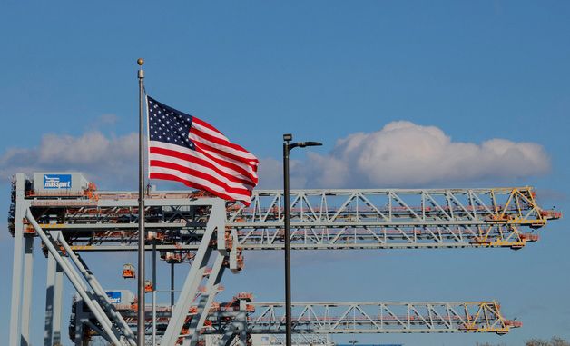 [포토]보스턴 컨테이너 터미널에 휘날리는 미국 국기
