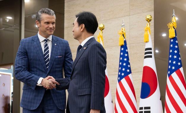 [포토]제57차 SCM 앞두고 안규백 국방장관과 악수하는 헤그세스 미 국방장관