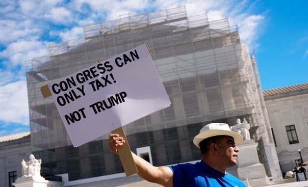 [포토]'세금은 의회 권한' 피켓 든 트럼프 관세 반대 시위자