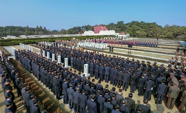 北, 김영남 장례식 거행…김정은도 참석해 영구 맞이