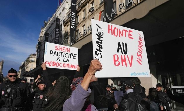 [포토] '쉬인' 파리 매장 개점에 항의하는 시위대