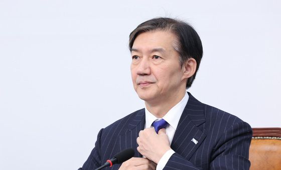 넥타이 고쳐매는 조국