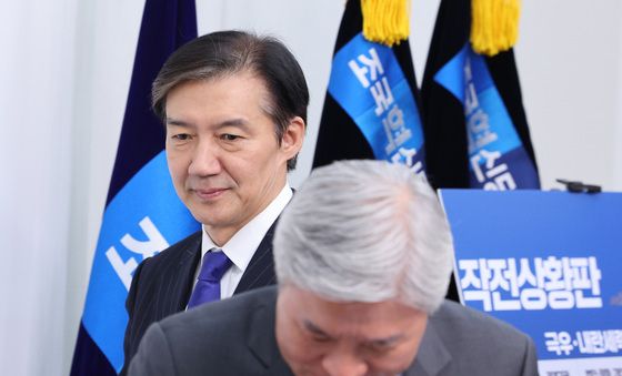 회의 참석하는 조국 비대위원장