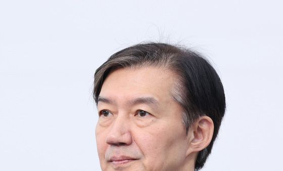 옷매무새 가다듬는 조국