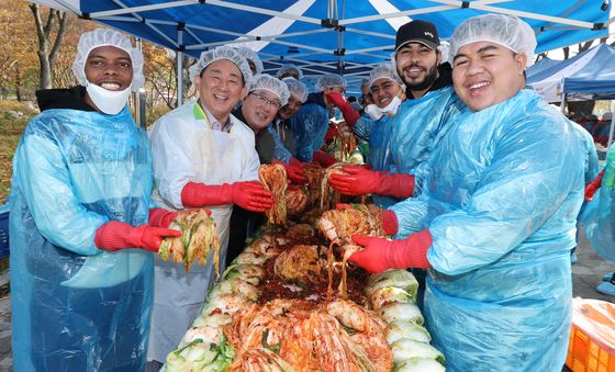 외국인 유학생과 함께 김장하는 서철모 서구청장