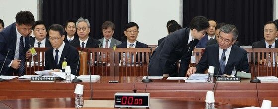 [국감]자료 사렾보는 유재성·박성주