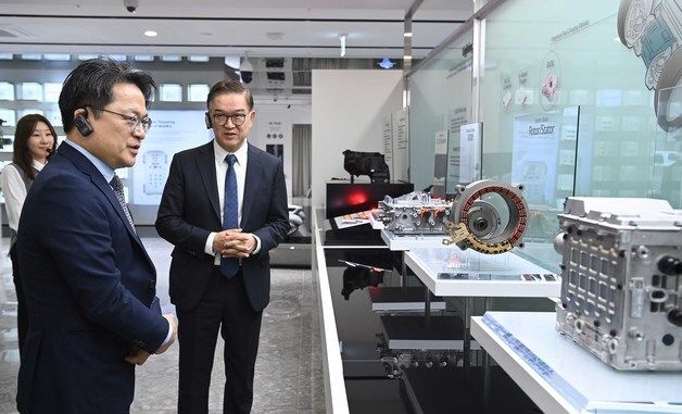 기술혁신 제품을 체험하는 문신학 차관