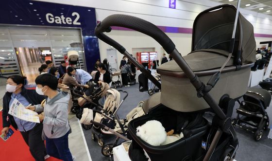 다양한 유모차 둘러보는 관람객들