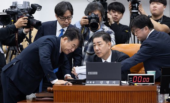 [국감]대화 나누는 김병기·문진석