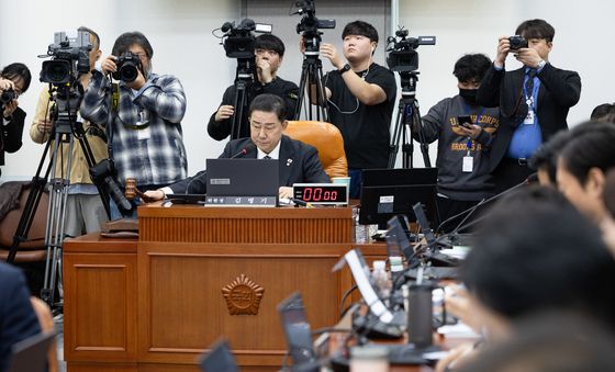[국감]대통령비서실 등에 대한 감사개시 선언하는 김병기 운영위원장