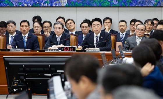 [국감]자료제출 요구 듣는 대통령실 관계자들