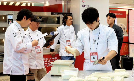 심사위원들의 심사 속에도 집중해서 빵 만드는 참가자
