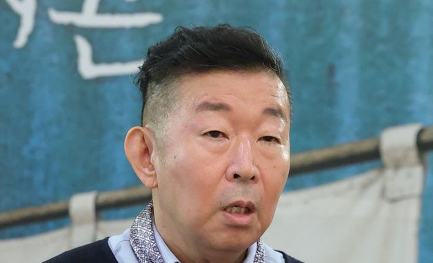 인터뷰 하는 '야끼니꾸 드래곤' 연출 정의신