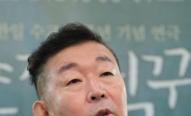 인터뷰 하는 '야끼니꾸 드래곤' 연출 정의신