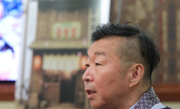 인터뷰 하는 '야끼니꾸 드래곤' 연출 정의신