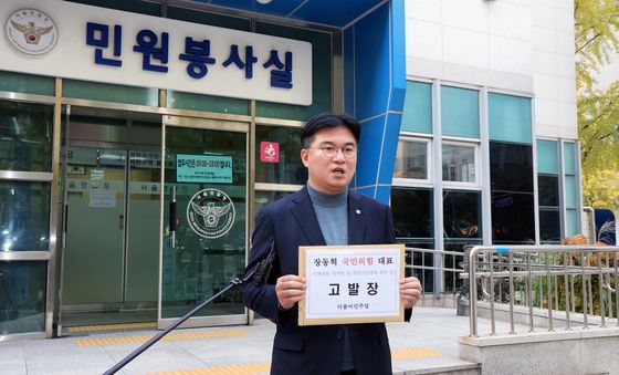 취재진 앞에 선 정준호 국회의원