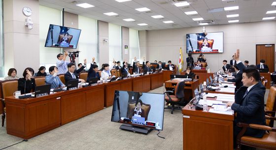 법사위 전체회의 토론 종결 거수 투표