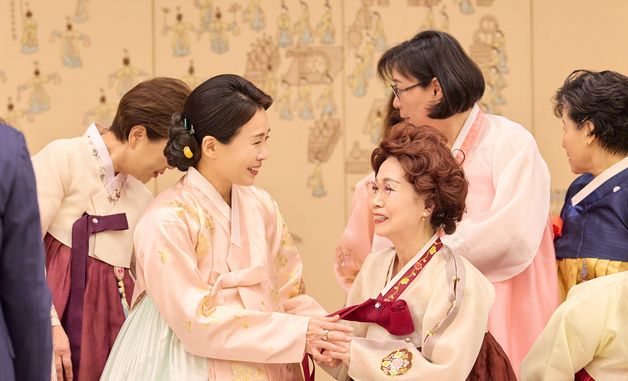 재일본대한민국부인회 차담회 참석자들과 인사 나누는 김혜경 여사