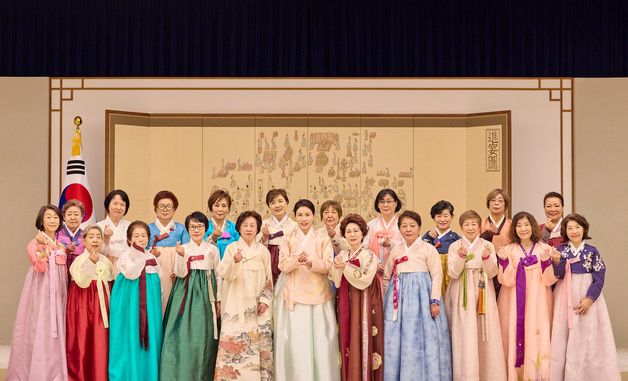 재일본대한민국부인회 차담회 기념촬영 하는 김혜경 여사