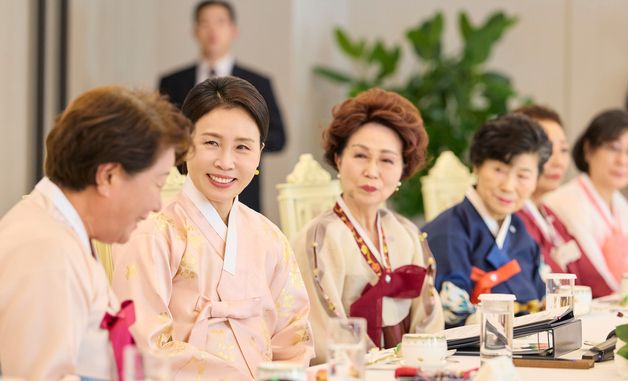 미소 짓는 김혜경 여사