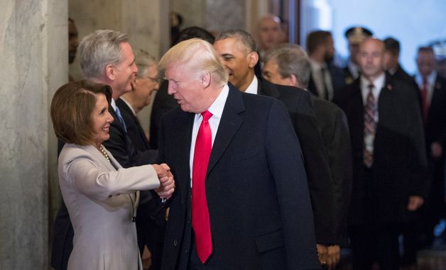 [포토]트럼프와 악수하는 펠로시 美민주 하원 원내대표