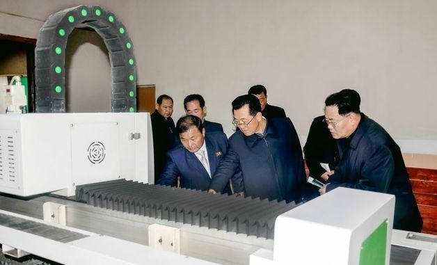 사리원설비조립사업소 돌아보는 황해북도 간부들