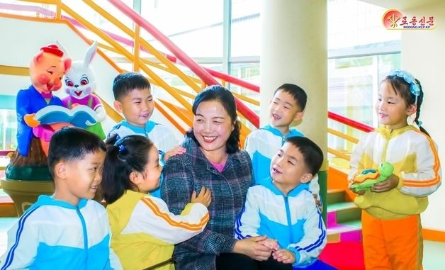 北 평양애육원 조명…"어린이들은 당의 미래"