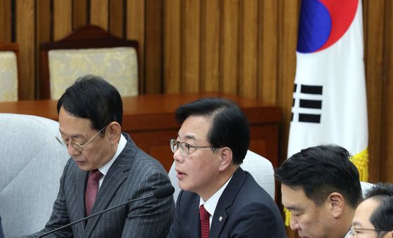 원내대책회의 발언하는 송언석