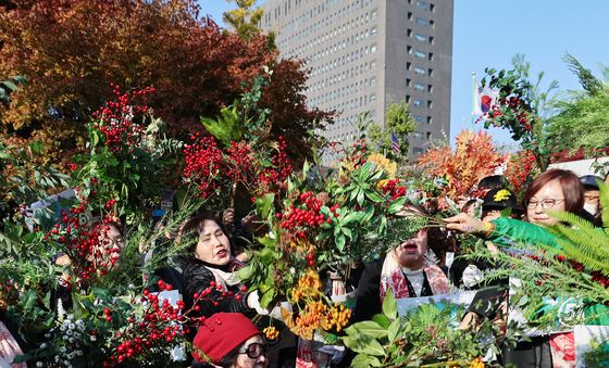 5·18 성폭력 피해자들, 법정 앞 '진실과 치유' 퍼포먼스