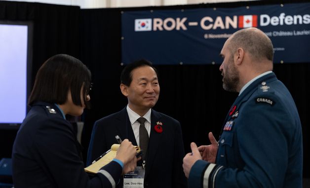 대화하는 이두희 국방부 차관