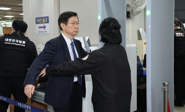 법원서 검색 받는 박종준 전 대통령경호처장