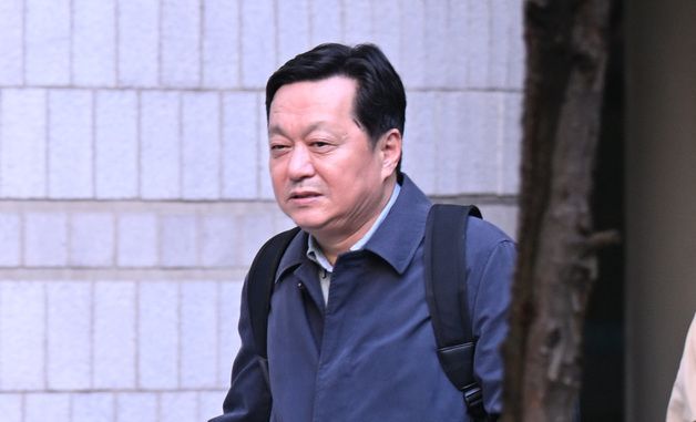 정진상, 대장동 민간업자 1심 선고 후 첫 재판 출석