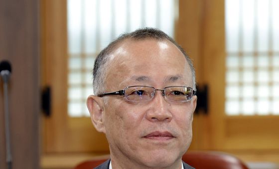 자리에 앉은 후나코시 다케히로 日 사무차관