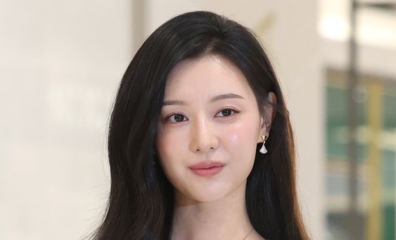 김지원, 세상 혼자 사는 비주얼