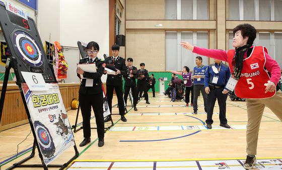 '백발백중' 한궁 실력 겨뤄요