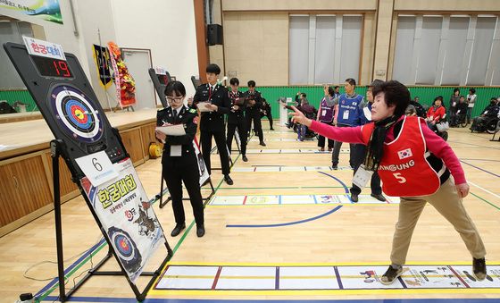 한궁 과녁을 향해