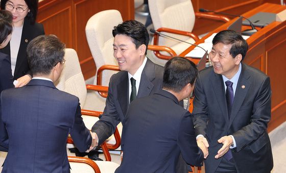 인사나누는 강훈식·구윤철