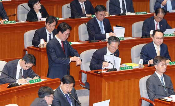 시계 보는 김민석 총리