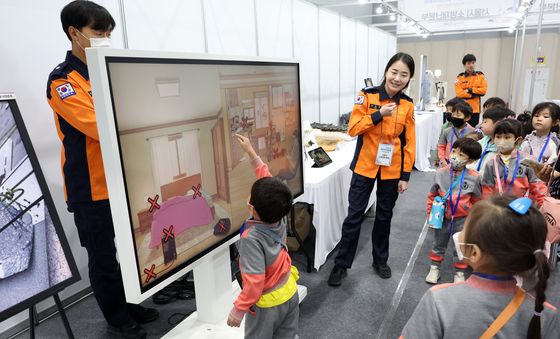 소방안전체험 인기…2025 코리아 키즈 페어 열기 후끈