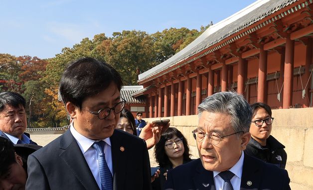 종묘 정전 하월대 점검하는 최휘영 장관과 허민 국가유산청장