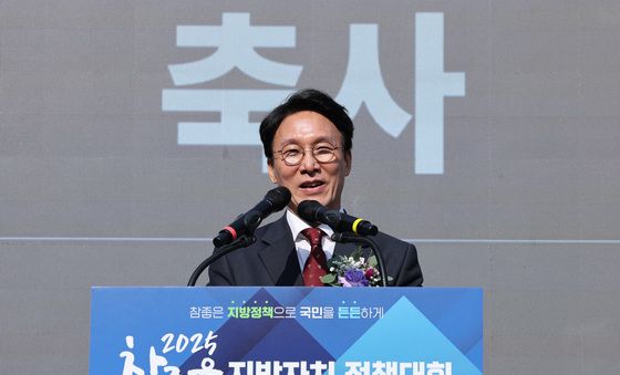 참좋은 지방자치 정책대회 축사하는 김민석