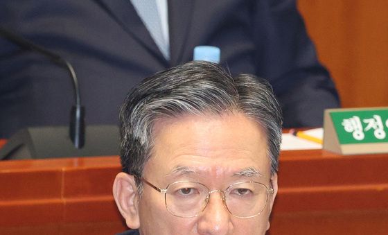 답변하는 정성호 장관